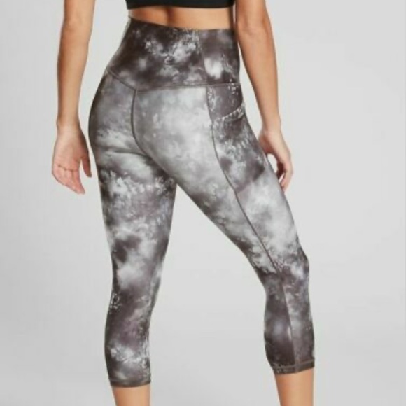 Athleta Salutation Stash Pocket Supernova Capri in Black, Size XL Tall - Picture 2 of 11